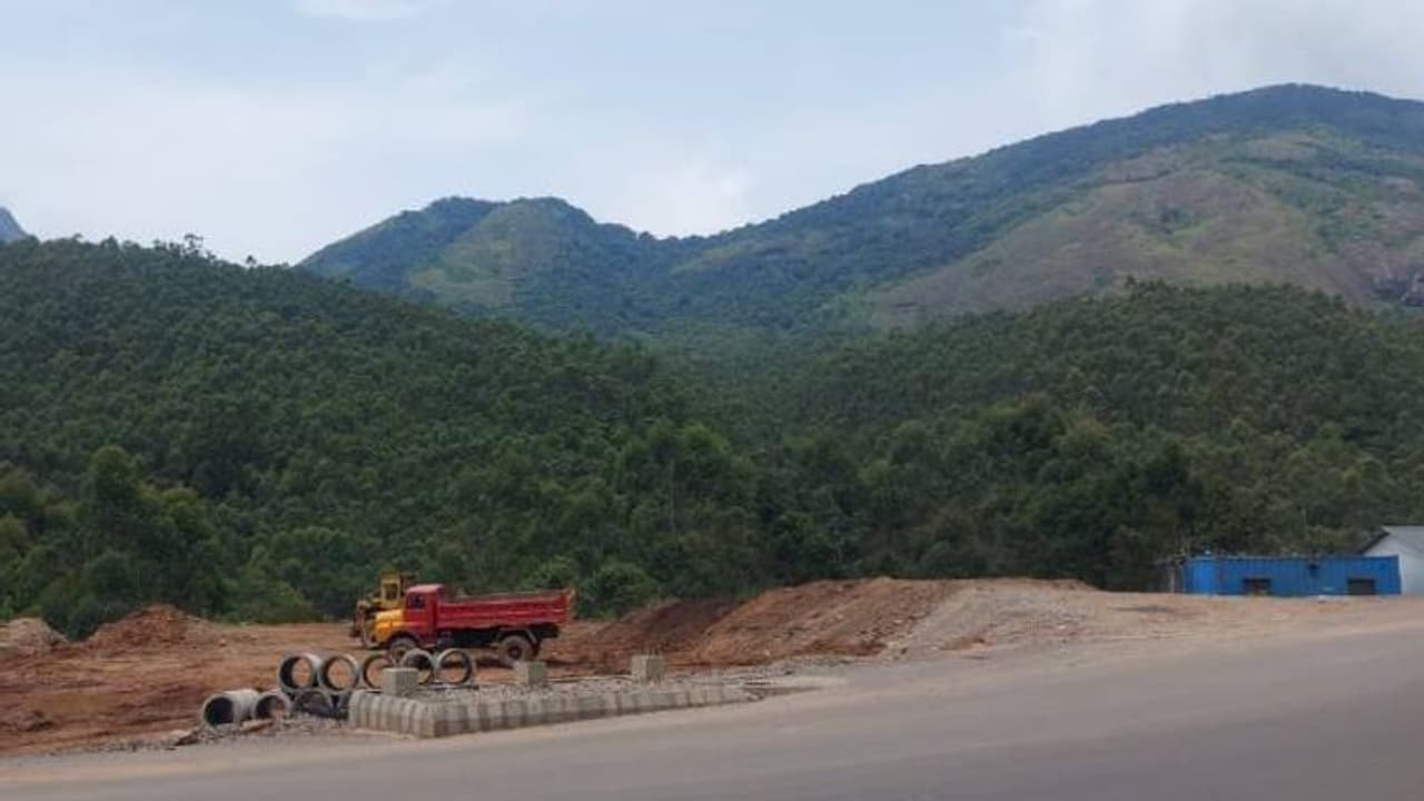 കൊച്ചി ധനുഷ്കോടി ദേശീയപാത നിർമ്മാണ മറവിൽ 100 കോടിയുടെ പാറ മോഷണം, കോടതിയെ സമീപിച്ച് കളമശ്ശേരി സ്വദേശി കൊച്ചി ധനുഷ്കോടി ദേശീയപാത നിർമ്മാണ മറവിൽ 100 കോടിയുടെ പാറ മോഷണം, കോടതിയെ സമീപിച്ച് കളമശ്ശേരി സ്വദേശി