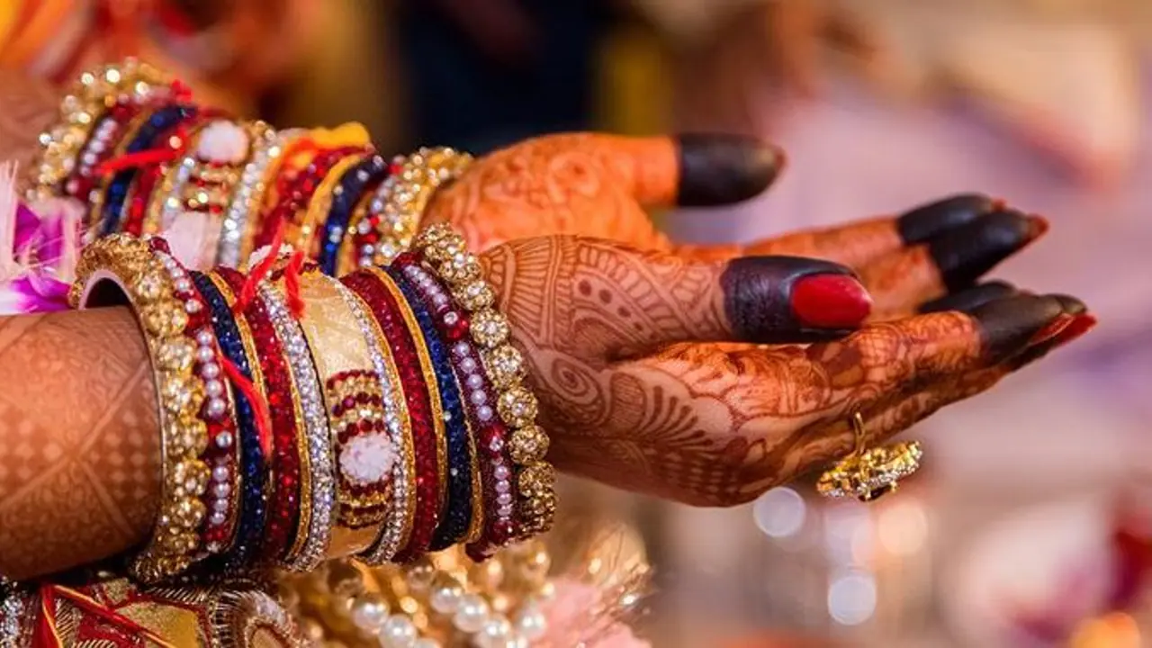 ಮದುವೆಯಾಗಿ 3 ವರ್ಷವಾದರೂ ಹತ್ತಿರ ಬಾರದ ಗಂಡ: ಠಾಣೆ ಮೆಟ್ಟಿಲೇರಿದ ಯುವತಿ ಮದುವೆಯಾಗಿ 3 ವರ್ಷವಾದರೂ ಹತ್ತಿರ ಬಾರದ ಗಂಡ: ಠಾಣೆ ಮೆಟ್ಟಿಲೇರಿದ ಯುವತಿ