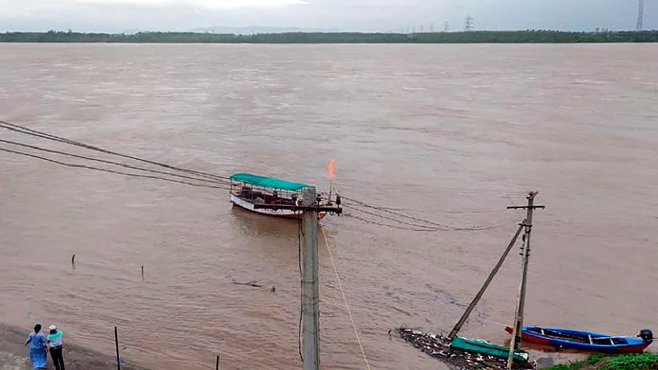 భద్రాచలం దగ్గర మళ్లీ గోదావరి ఉధృతి.. 50 అడుగులు దాటిన నీటి మట్టం.. కొనసాగుతున్న రెండో ప్రమాద హెచ్చరిక భద్రాచలం దగ్గర మళ్లీ గోదావరి ఉధృతి.. 50 అడుగులు దాటిన నీటి మట్టం.. కొనసాగుతున్న రెండో ప్రమాద హెచ్చరిక