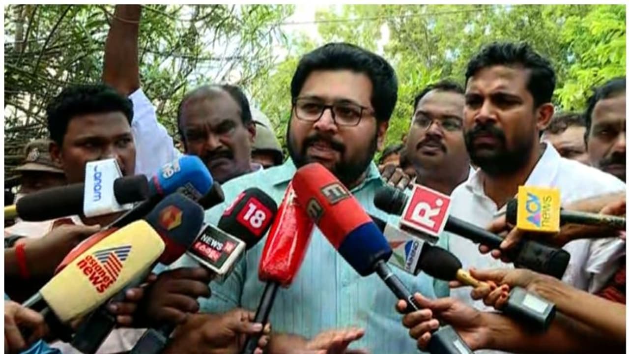 'വിമാനത്തിലെ പ്രതിഷേധത്തില്‍ കേസെടുത്തത് സര്‍ക്കാരിന്‍റെ ഭീരുത്വം'; ശബരിനാഥന്‍ ചോദ്യം ചെയ്യലിന് ഹാജരായി