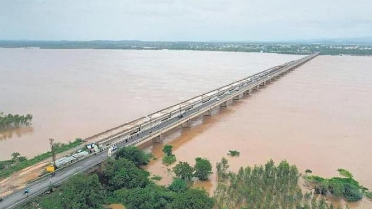 భద్రాచలం వద్ద గోదారి ఉగ్రరూపం.. 53 అడుగులకు చేరిన నీటిమట్టం, మూడో నెంబర్ ప్రమాద హెచ్చరిక జారీ భద్రాచలం వద్ద గోదారి ఉగ్రరూపం.. 53 అడుగులకు చేరిన నీటిమట్టం, మూడో నెంబర్ ప్రమాద హెచ్చరిక జారీ