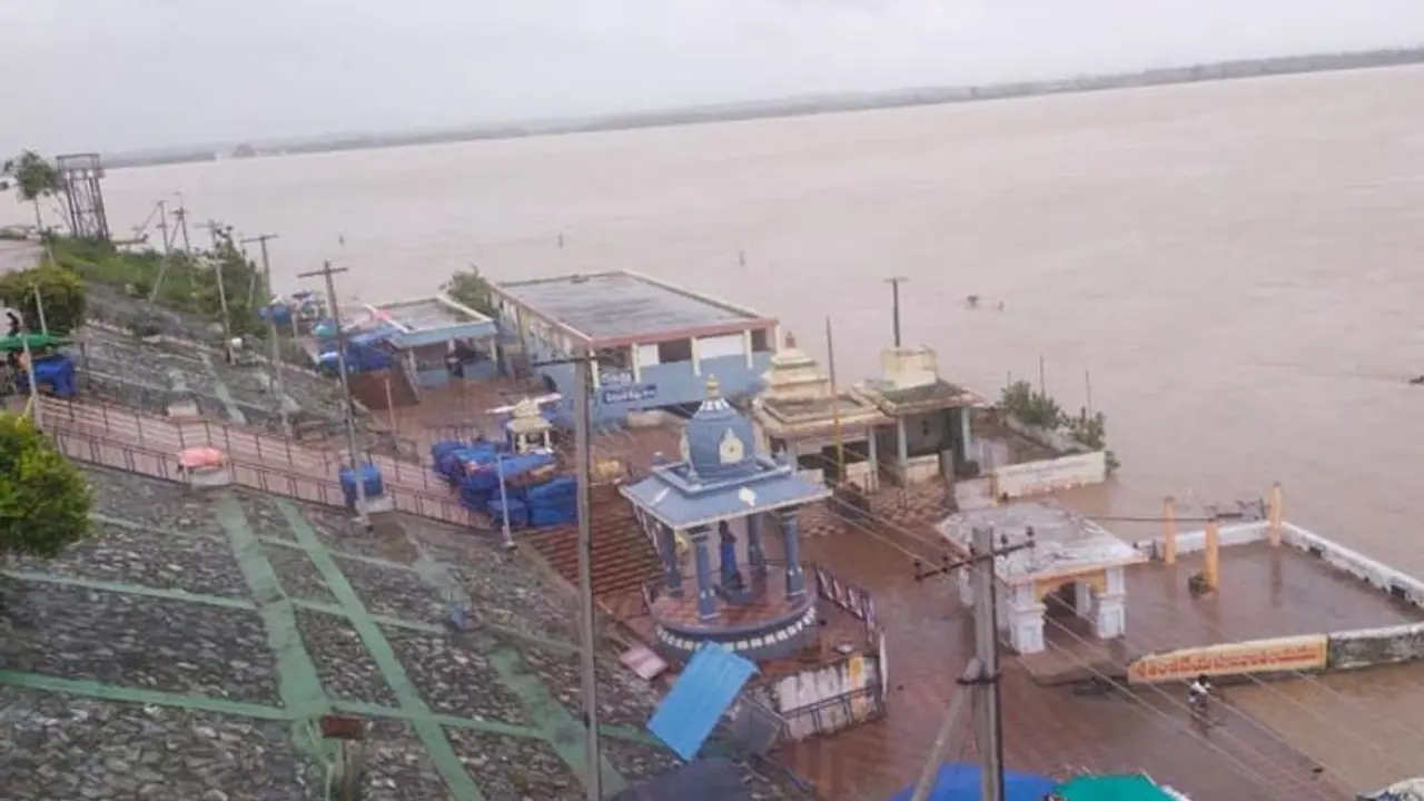 భద్రాచలం వద్ద 54.7 అడుగులకు చేరిన గోదావరి: వరద ముంపులోనే గిరిజన గ్రామాలు