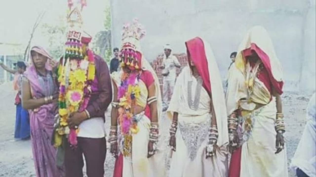 തെരഞ്ഞെടുപ്പിൽ വിജയിച്ച് മുൻസർപഞ്ചിന്റെ രണ്ട് ഭാര്യമാരും