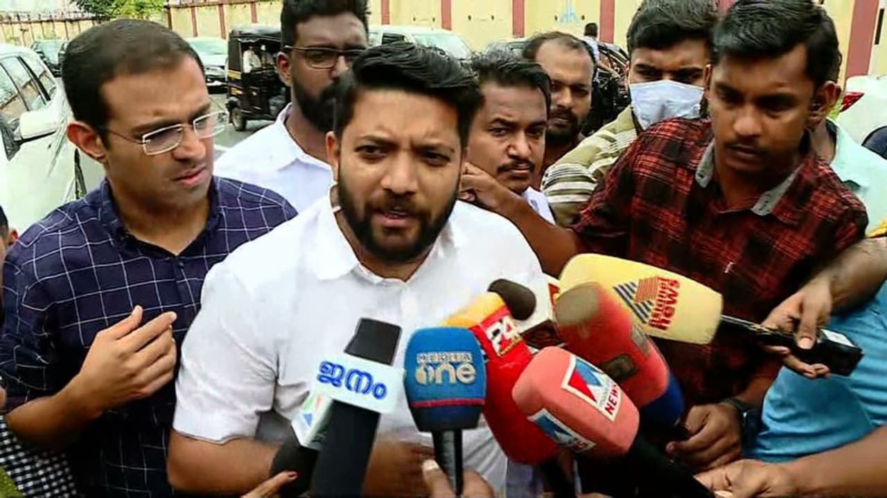 മുഖ്യമന്ത്രി ഭീരു, പൊലീസ് അടിമകളെ പോലെ: ശബരിനാഥിനെതിരെ കേസ് കെട്ടിച്ചമച്ചെന്നും ഷാഫി മുഖ്യമന്ത്രി ഭീരു, പൊലീസ് അടിമകളെ പോലെ: ശബരിനാഥിനെതിരെ കേസ് കെട്ടിച്ചമച്ചെന്നും ഷാഫി