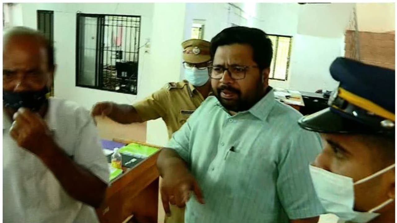 മുഖ്യമന്ത്രിയെ വിമാനത്തിൽ വധിക്കാൻ ശ്രമിച്ചെന്ന കേസ്; കെ എസ് ശബരിനാഥൻ അറസ്റ്റില് മുഖ്യമന്ത്രിയെ വിമാനത്തിൽ വധിക്കാൻ ശ്രമിച്ചെന്ന കേസ്; കെ എസ് ശബരിനാഥൻ അറസ്റ്റില്