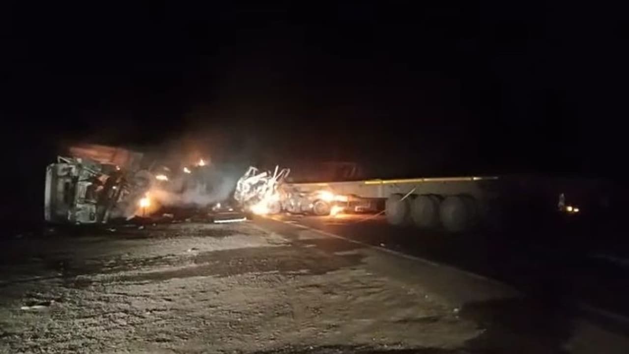 बाडमेर का डरावना मंजर: भयानक टक्कर के बाद जिंदा जल गए लोग, सिर्फ हड्डियां ही बचीं...देखिए खौफनाक Video बाडमेर का डरावना मंजर: भयानक टक्कर के बाद जिंदा जल गए लोग, सिर्फ हड्डियां ही बचीं...देखिए खौफनाक Video