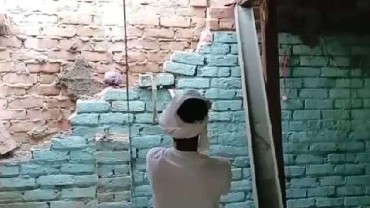 വീടിന്റെ ചുമരുകൾക്കിടയിൽ പാമ്പ്, ഒടുവിൽ പൊളിച്ച് പുറത്തെടുത്തു