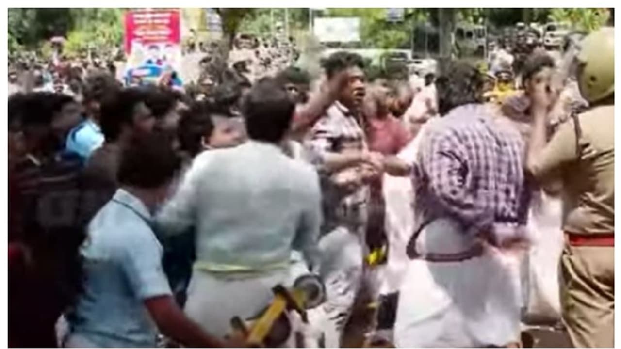 ആയൂരില്‍ മാര്‍ത്തോമാകോളേജില്‍ വിദ്യാര്‍ത്ഥി സംഘടനകളുടെ പ്രതിഷേധം, വന്‍സംഘര്‍ഷം, ലാത്തിചാര്‍ജ്