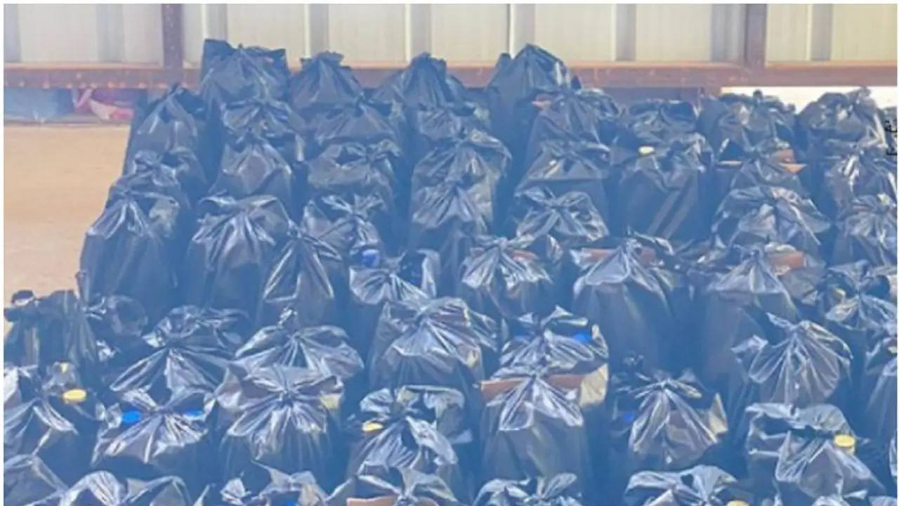 പ്രവാസികളുടെ താമസസ്ഥലത്ത് നിന്ന് വന്‍തോതില്‍ മദ്യവും പുകയില ഉല്‍പ്പന്നങ്ങളും പിടിച്ചെടുത്തു