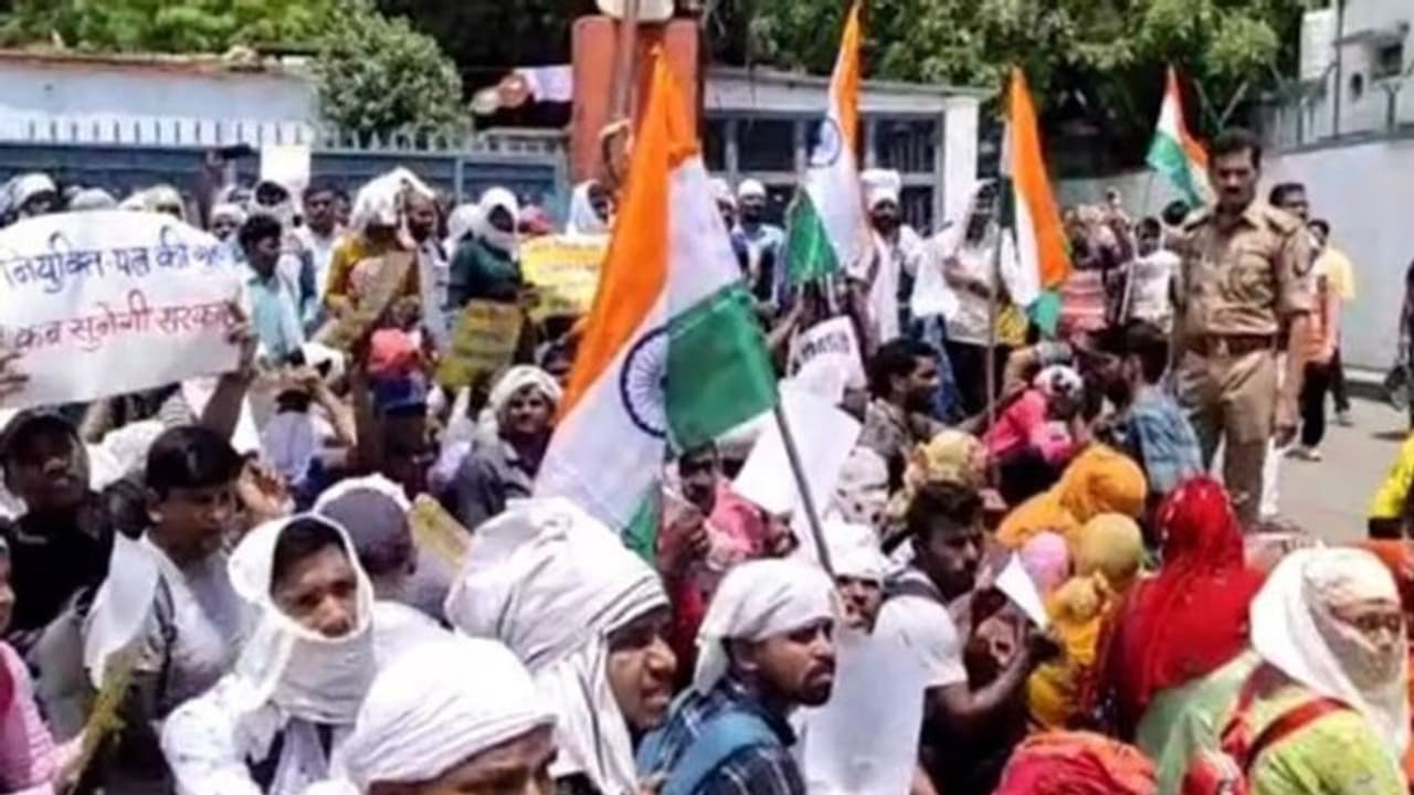 शिक्षक भर्ती: योगी के मंत्री को वादा याद दिलाने पहुंचे युवा, आवास का घेराव शुरू कर दिया अनोखा काम शिक्षक भर्ती: योगी के मंत्री को वादा याद दिलाने पहुंचे युवा, आवास का घेराव शुरू कर दिया अनोखा काम