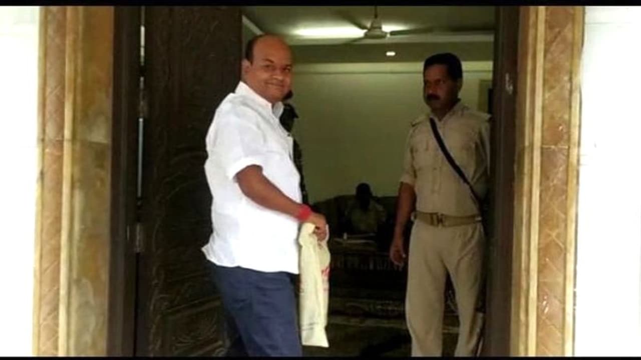 सीएम हेमेंत सोरेन खेमे के विधायक प्रतिनिधि पंकज मिश्रा पहुंचे ईडी ऑफिस, अवैध खनन मामले में पूझताछ जारी सीएम हेमेंत सोरेन खेमे के विधायक प्रतिनिधि पंकज मिश्रा पहुंचे ईडी ऑफिस, अवैध खनन मामले में पूझताछ जारी