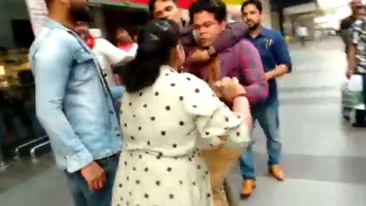 UPSRTC के एमडी ने गिराई दबंग इंचार्ज पर गाज, आलमबाग बस स्टेशन पर यात्री के साथ की थी मारपीट UPSRTC के एमडी ने गिराई दबंग इंचार्ज पर गाज, आलमबाग बस स्टेशन पर यात्री के साथ की थी मारपीट