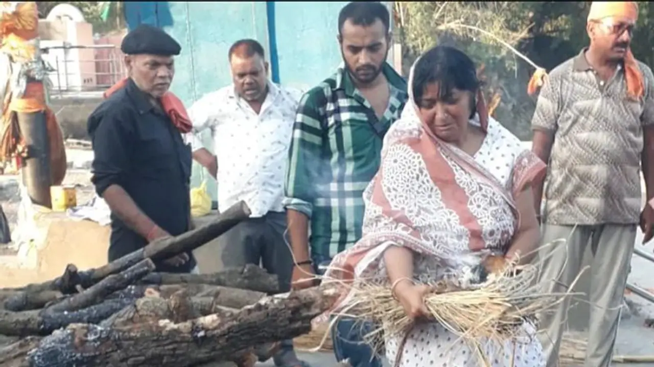 जौनपुर में 30 वर्षीय बेटे की चिता को मां ने लगाई आग, यह मार्मिक दृश्य देख हर आंख में भर आए आंसू जौनपुर में 30 वर्षीय बेटे की चिता को मां ने लगाई आग, यह मार्मिक दृश्य देख हर आंख में भर आए आंसू