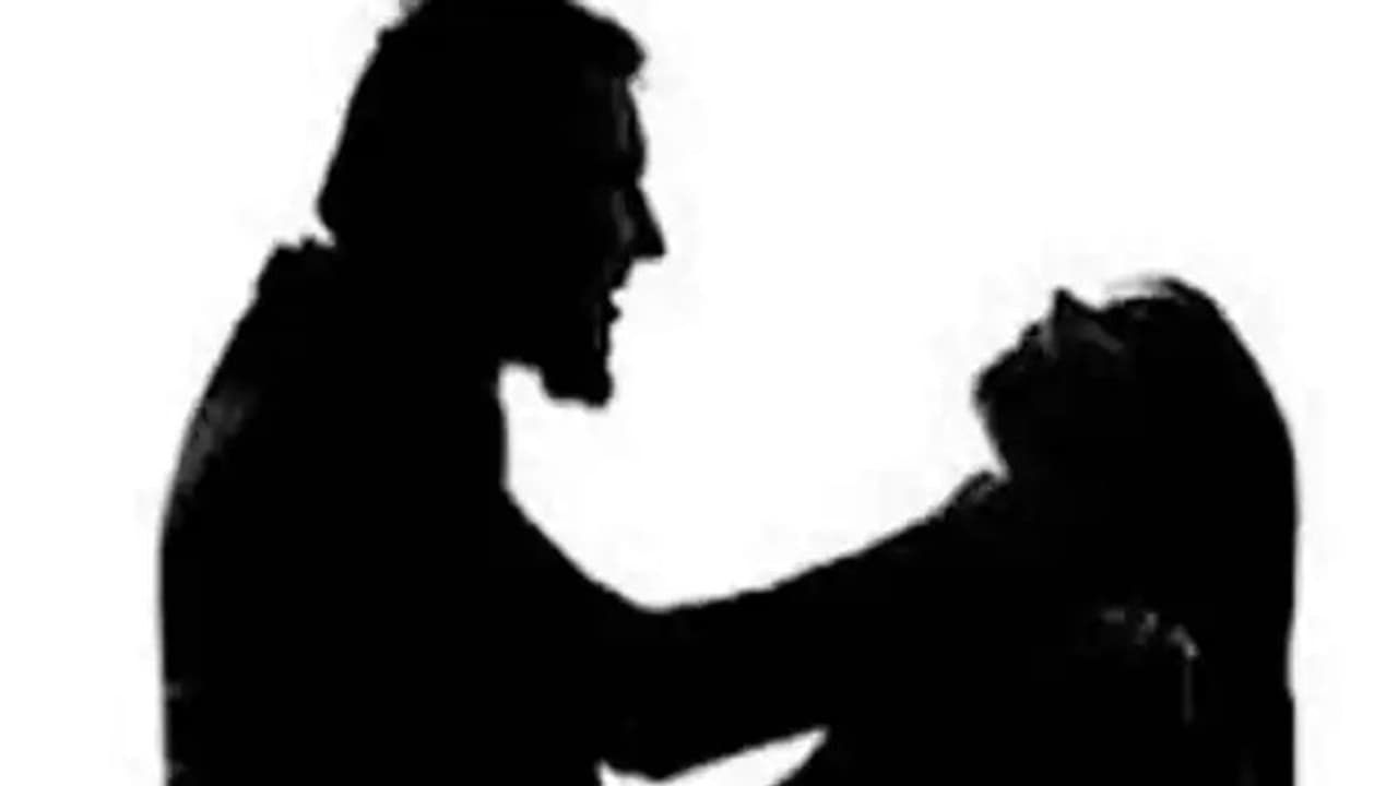 पति को छोड़ प्रेमी संग रहती थी महिला, बीच सड़क पर रिश्तों का हुआ खूनी खेल, बच्ची को देख लोगों के निकले आंसू