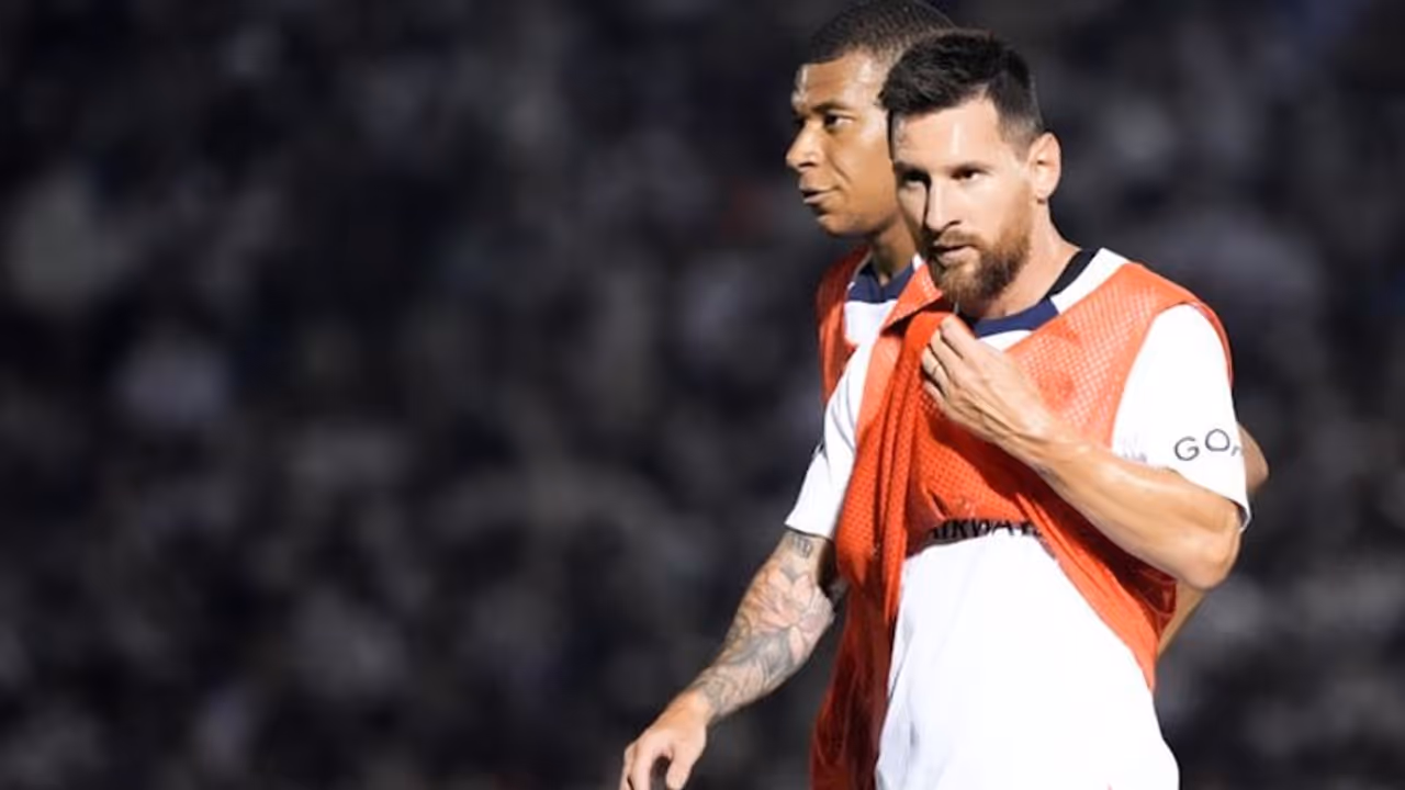 Messi's dribble followed by Mbappe's goal in PSG training session impresses fans Messi's dribble followed by Mbappe's goal in PSG training session impresses fans