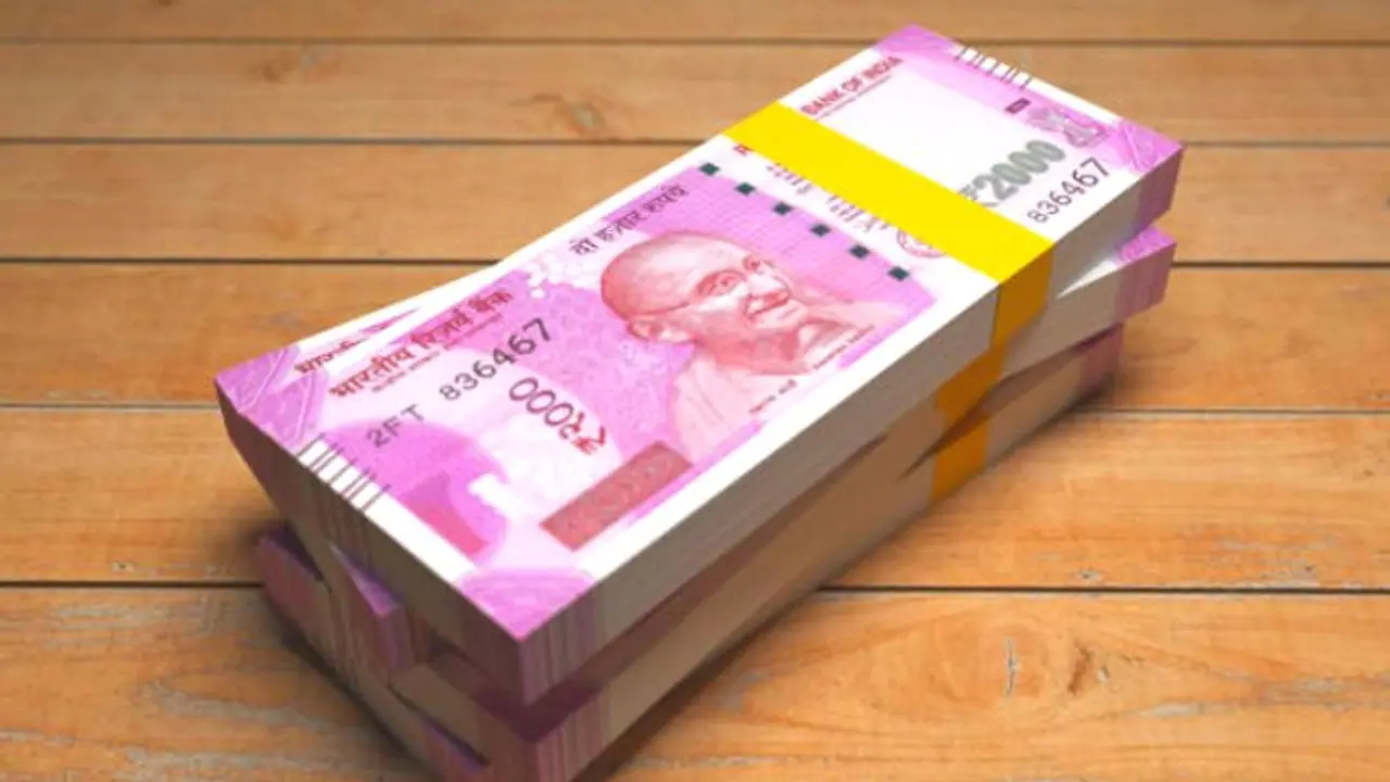 ചരിത്രത്തിലാദ്യമായി 83 കടന്നു; വീണ്ടും റെക്കോർഡ് താഴ്ചയിലേക്ക് രൂപ