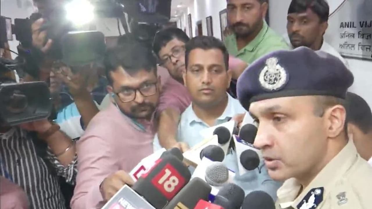 हरियाणा में DSP पर चढ़ाया डंपर: जितनी फोर्स लगानी पड़ी लगाएंगे...गृहमंत्री के बयान के बाद एनकाउंटर शुरू हरियाणा में DSP पर चढ़ाया डंपर: जितनी फोर्स लगानी पड़ी लगाएंगे...गृहमंत्री के बयान के बाद एनकाउंटर शुरू