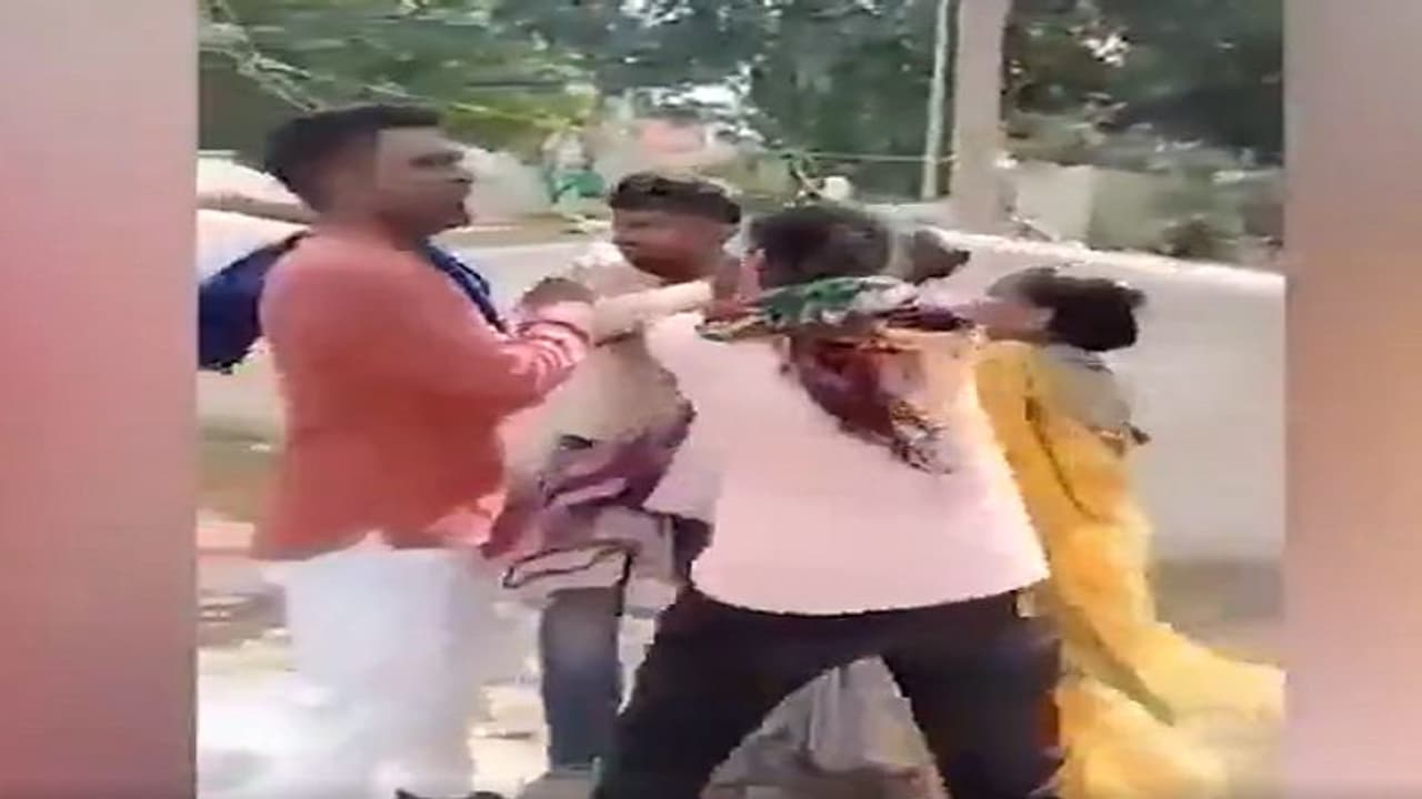 वाराणसी में बीच सड़क सासू मां के थप्पड़ खाने लगे दामाद जी, पत्नी ने कहा बना वीडियो और वो भी शुरू हो गई... वाराणसी में बीच सड़क सासू मां के थप्पड़ खाने लगे दामाद जी, पत्नी ने कहा बना वीडियो और वो भी शुरू हो गई...