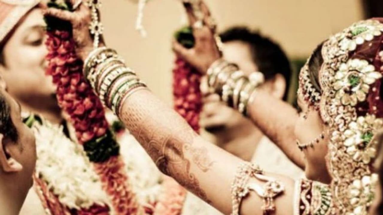 शादी के मंडप में पहुंच दूल्हे के सामने आशिक ने किया ऐसा काम,दुल्हन तो हुई खुश, फंस गया बेचार लड़का