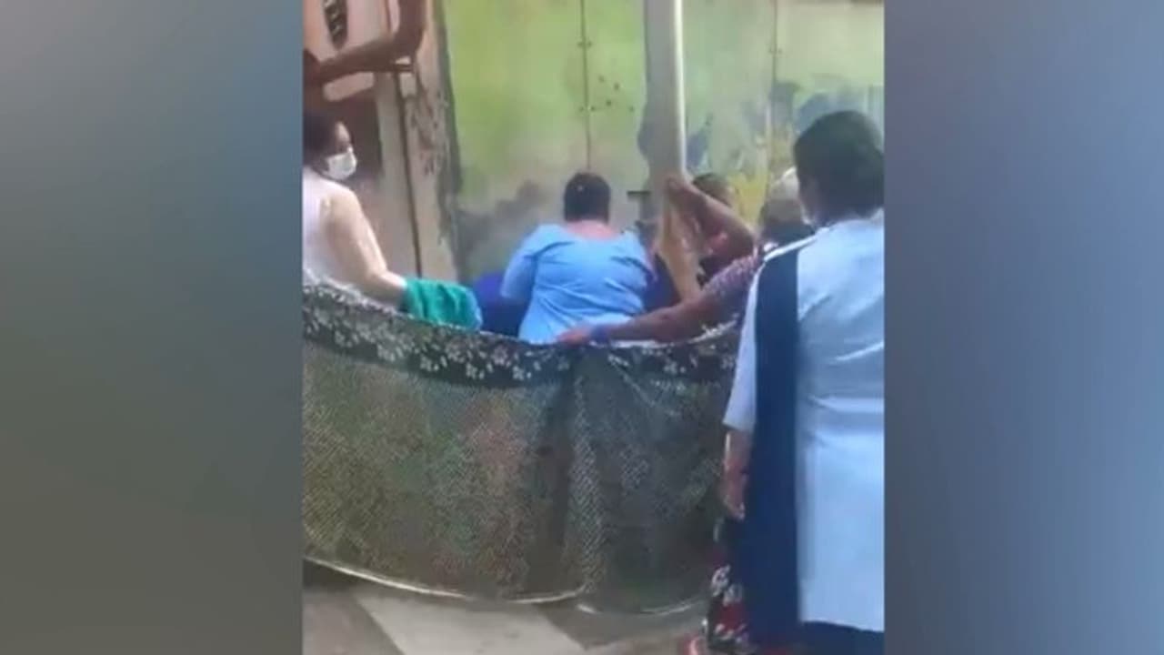 ഗർഭിണിയെ തിരിഞ്ഞുനോക്കാതെ ആശുപത്രി അധികൃതർ; ദില്ലിയിൽ യുവതി വഴിയരികിൽ പ്രസവിച്ചു ഗർഭിണിയെ തിരിഞ്ഞുനോക്കാതെ ആശുപത്രി അധികൃതർ; ദില്ലിയിൽ യുവതി വഴിയരികിൽ പ്രസവിച്ചു