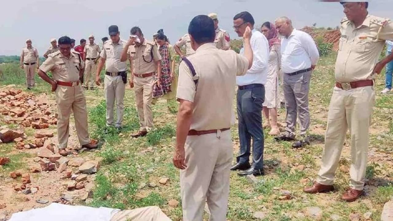 नूंह DSP पर डंपर चढ़ाने वाले आरोपी का एंनकाउंटर, पैर में गोली लगने के बाद अस्पताल में कराया भर्ती नूंह DSP पर डंपर चढ़ाने वाले आरोपी का एंनकाउंटर, पैर में गोली लगने के बाद अस्पताल में कराया भर्ती