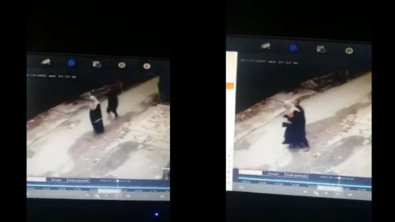 പട്ടാപ്പകല്‍ റോഡിലൂടെ നടന്നുപോവുന്ന സ്ത്രീയെ കയറിപ്പിടിച്ച് യുവാവ്, പാക് വീഡിയോ വൈറല്‍! 