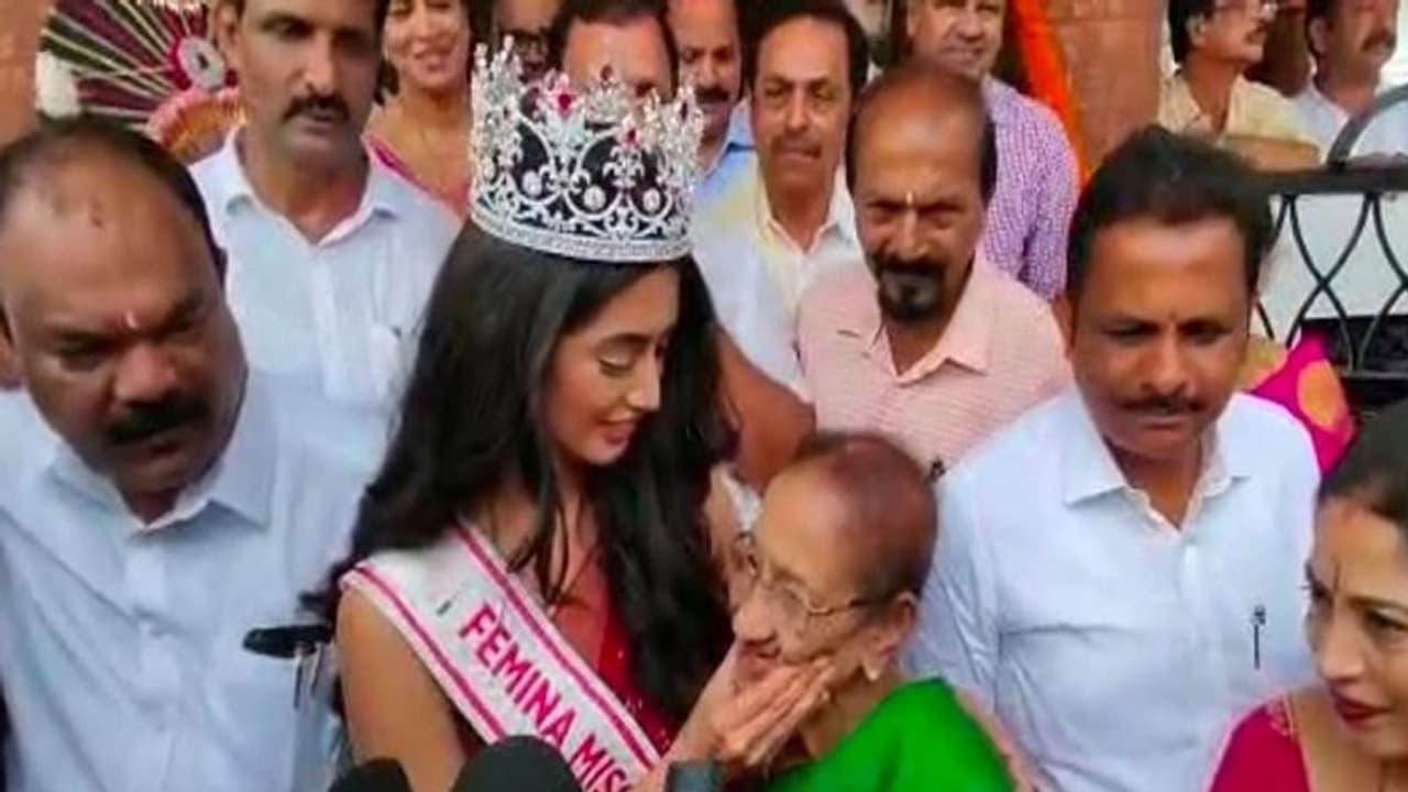 ಅಜ್ಜೀ ಅಜ್ಜಿ ಮೋಕೆದ ಅಜ್ಜಿ ಅಜ್ಜಿಯನ್ನು ಬಾಚಿತಬ್ಬಿ ಭಾವುಕರಾದ ಮಿಸ್ ಇಂಡಿಯಾ ಸಿನಿ ಶೆಟ್ಟಿ ಅಜ್ಜೀ ಅಜ್ಜಿ ಮೋಕೆದ ಅಜ್ಜಿ ಅಜ್ಜಿಯನ್ನು ಬಾಚಿತಬ್ಬಿ ಭಾವುಕರಾದ ಮಿಸ್ ಇಂಡಿಯಾ ಸಿನಿ ಶೆಟ್ಟಿ