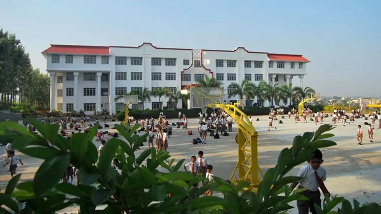 'പരീക്ഷ മാറ്റിവെക്കണം'; സ്കൂളിൽ ബോംബ് ഭീഷണി സന്ദേശമയച്ച് വിദ്യാർഥി, കൈയോടെ പൊക്കി പൊലീസ്