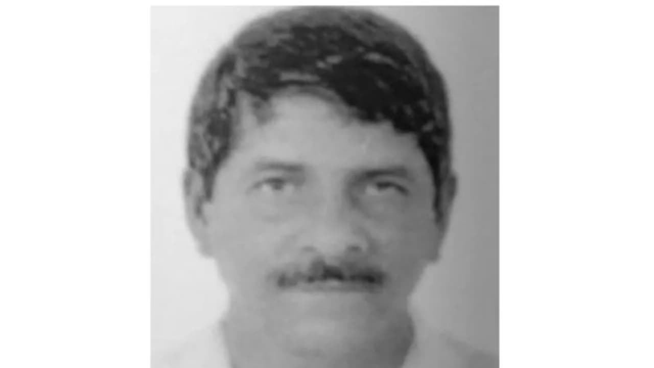 ബന്ധുക്കളെ കണ്ടെത്തി; യുഎഇയില് മരിച്ച മലയാളിയുടെ മൃതദേഹം നാട്ടിലെത്തിക്കും ബന്ധുക്കളെ കണ്ടെത്തി; യുഎഇയില് മരിച്ച മലയാളിയുടെ മൃതദേഹം നാട്ടിലെത്തിക്കും