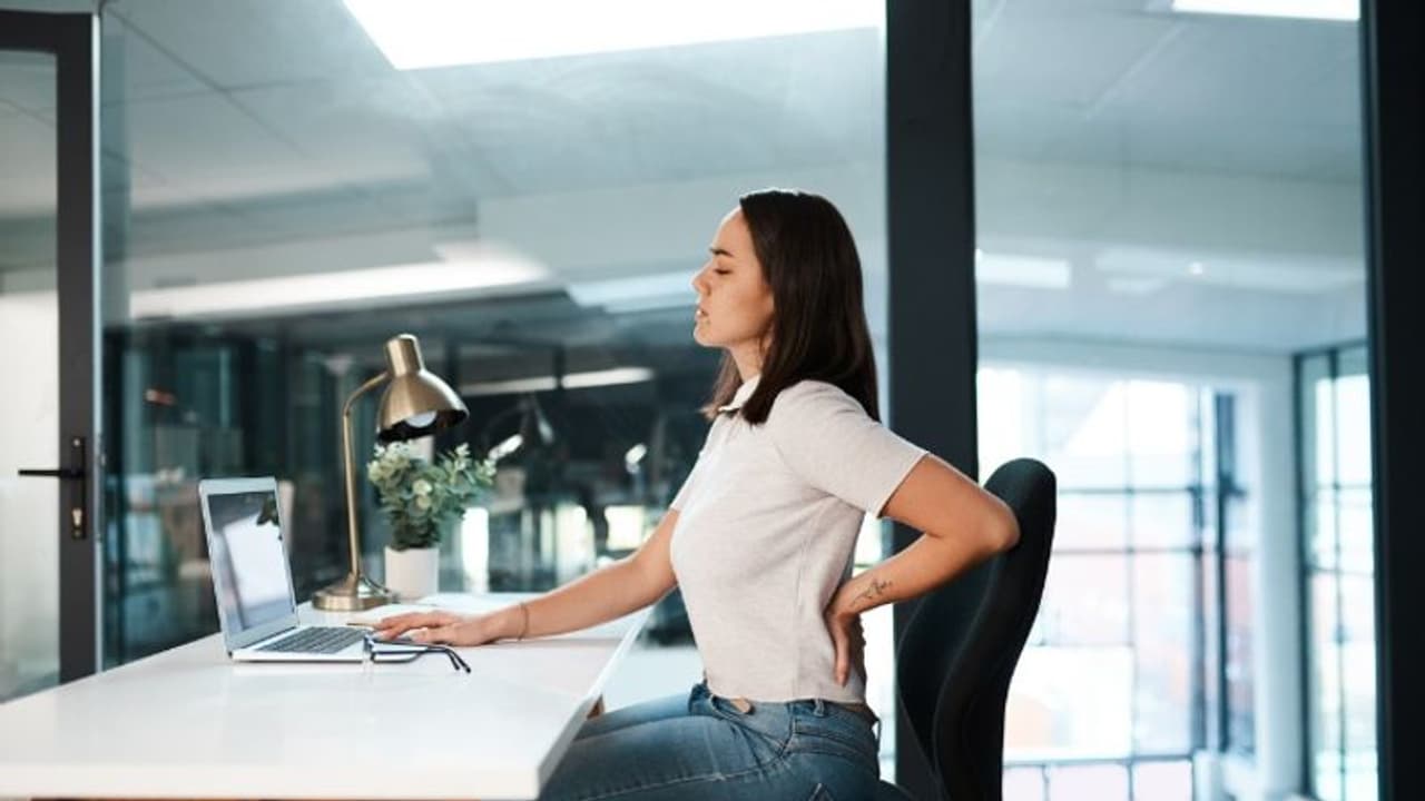 Sitting Risks : ദീര്‍ഘനേരം ഇരുന്ന് ജോലി ചെയ്യുന്ന ആളാണോ നിങ്ങള്‍? എങ്കില്‍ സൂക്ഷിക്കുക
