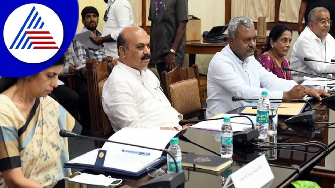 ಈ ಸಲ ಅದ್ಧೂರಿಯಾಗಿ ದಸರಾ ಮಹೋತ್ಸವ: ಸರ್ಕಾರದ ನಿರ್ಧಾರ ಈ ಸಲ ಅದ್ಧೂರಿಯಾಗಿ ದಸರಾ ಮಹೋತ್ಸವ: ಸರ್ಕಾರದ ನಿರ್ಧಾರ