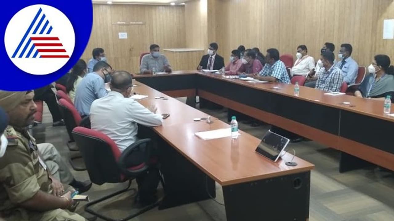 ಏರ್ಪೋರ್ಟ್ನಲ್ಲಿ ಮಂಕಿ ಪಾಕ್ಸ್ ಕಟ್ಟೆಚ್ಚರ: ಡಿಸಿ ಸೂಚನೆ ಏರ್ಪೋರ್ಟ್ನಲ್ಲಿ ಮಂಕಿ ಪಾಕ್ಸ್ ಕಟ್ಟೆಚ್ಚರ: ಡಿಸಿ ಸೂಚನೆ