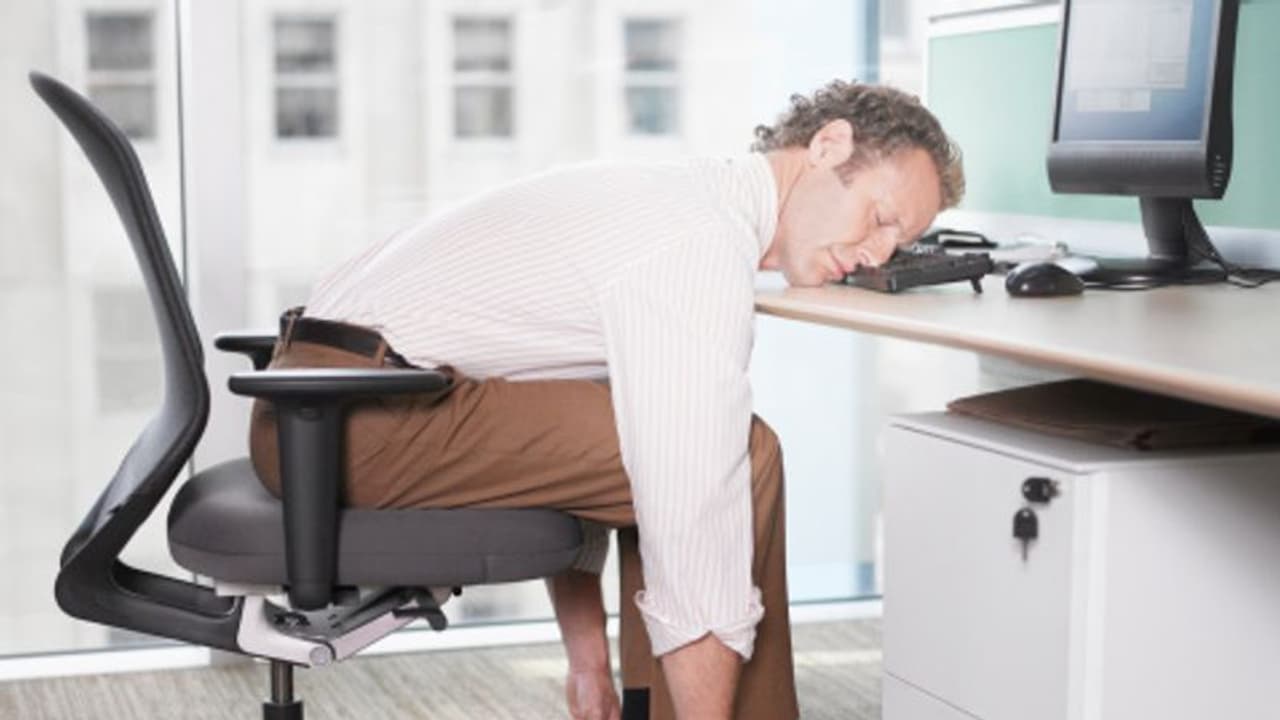 ಆಫೀಸಿನಲ್ಲಿ ತುಂಬಾ ನಿದ್ರೆ ಬರುತ್ತಾ? ಓವರ್ಕಮ್ ಮಾಡಲಿವೆ ಟಿಪ್ಸ್ ಆಫೀಸಿನಲ್ಲಿ ತುಂಬಾ ನಿದ್ರೆ ಬರುತ್ತಾ? ಓವರ್ಕಮ್ ಮಾಡಲಿವೆ ಟಿಪ್ಸ್