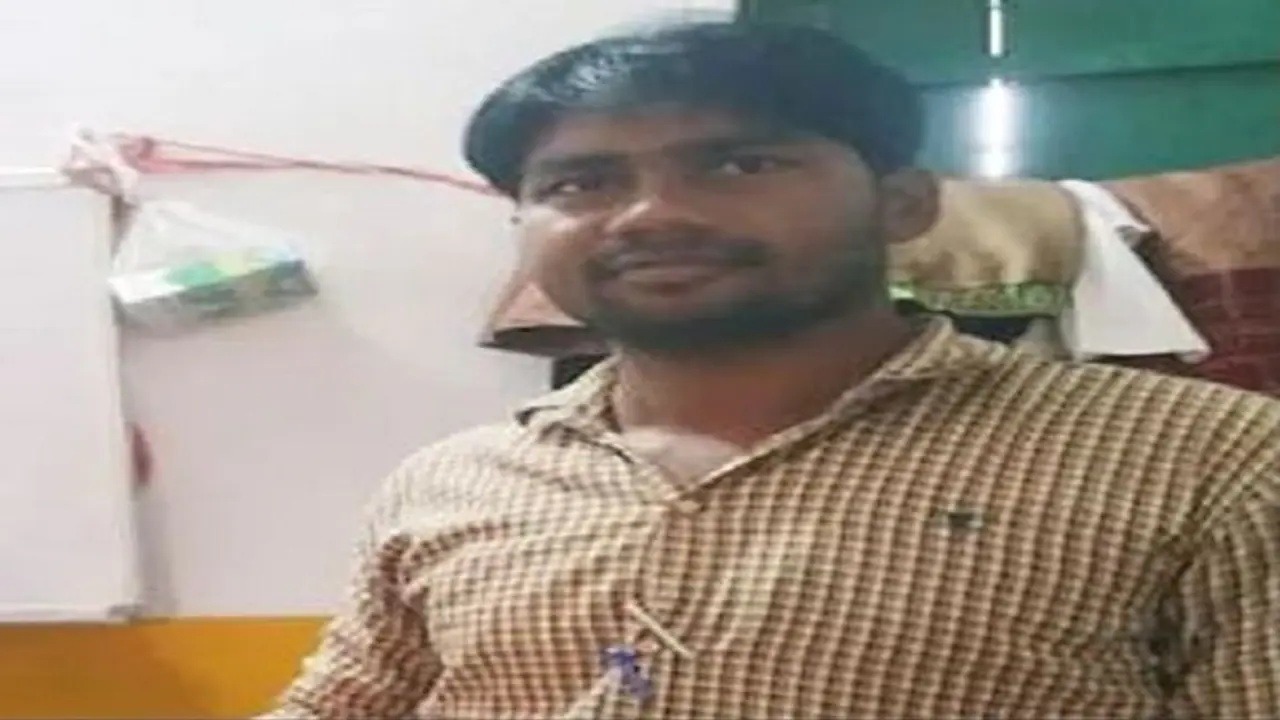 ललितपुर में शिक्षक की शर्मसार हरकत आई सामने, शिक्षा के मंदिर में महिलाओं को बुलाकर करता घिनौनी हरकतें ललितपुर में शिक्षक की शर्मसार हरकत आई सामने, शिक्षा के मंदिर में महिलाओं को बुलाकर करता घिनौनी हरकतें