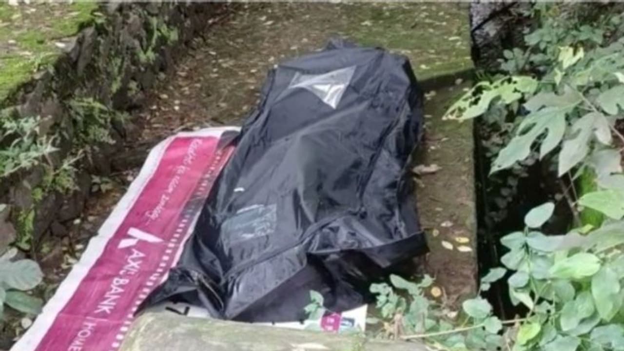 കോട്ടയത്ത് ഓടയിൽ മൃതദേഹം, കലുങ്കിൽ ഇരിക്കുമ്പോൾ പിന്നിലേക്ക് വീണ് മരിച്ചതെന്ന് സംശയം