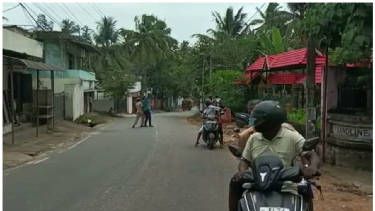 മുഖ്യമന്ത്രിക്ക് യൂത്ത് കോൺഗ്രസ് കരിങ്കൊടി,പ്രതിഷേധിക്കുമെന്നു പറഞ്ഞാൽ അത് ചെയ്തിരിക്കുമെന്ന് ഷാഫി പറമ്പിൽ മുഖ്യമന്ത്രിക്ക് യൂത്ത് കോൺഗ്രസ് കരിങ്കൊടി,പ്രതിഷേധിക്കുമെന്നു പറഞ്ഞാൽ അത് ചെയ്തിരിക്കുമെന്ന് ഷാഫി പറമ്പിൽ