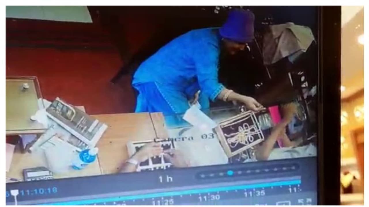 'ഈ മാലകൾ മാറ്റിവെക്കൂ, ഭർത്താവിനെയും കൂട്ടി വരാം'; സ്റ്റോക്കെടുത്തപ്പോൾ ജ്വല്ലറി ഉടമക്ക് നഷ്ടം ഒമ്പത് പവൻ 'ഈ മാലകൾ മാറ്റിവെക്കൂ, ഭർത്താവിനെയും കൂട്ടി വരാം'; സ്റ്റോക്കെടുത്തപ്പോൾ ജ്വല്ലറി ഉടമക്ക് നഷ്ടം ഒമ്പത് പവൻ