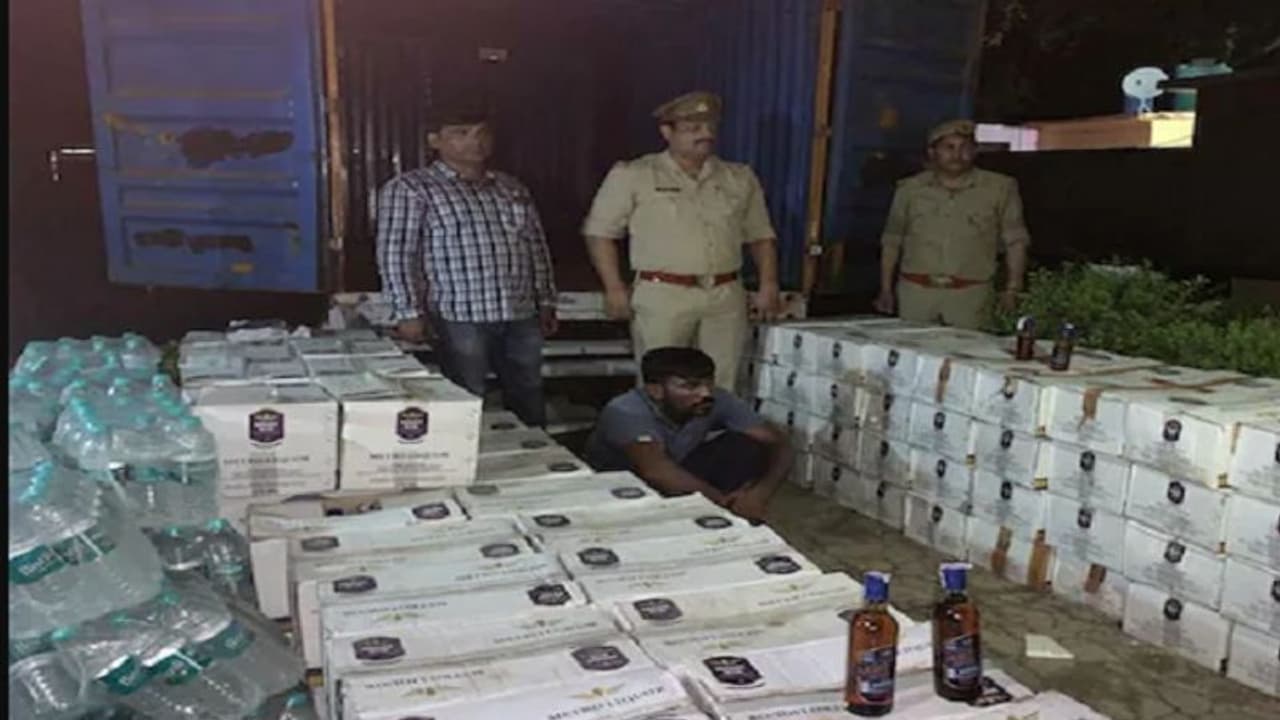 ग्लूकोज सॉस और पानी जो भी पेटी खुली सब में भरी थी शराब, इस एक गलती की वजह से पकड़ा गया लाखों का माल ग्लूकोज सॉस और पानी जो भी पेटी खुली सब में भरी थी शराब, इस एक गलती की वजह से पकड़ा गया लाखों का माल