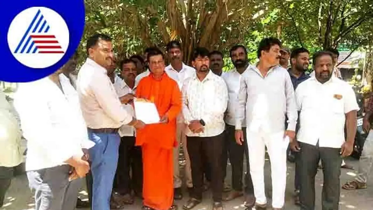 ತಮ್ಮ ಜನ್ಮ ದಿನದಂದೇ ಸದಾಶಿವ ವರದಿ ಜಾರಿಗೆ ಪ್ರತಿಭಟನೆ ನಡೆಸಿದ ಷಡಕ್ಷರಮುನಿ ಸ್ವಾಮೀಜಿ ತಮ್ಮ ಜನ್ಮ ದಿನದಂದೇ ಸದಾಶಿವ ವರದಿ ಜಾರಿಗೆ ಪ್ರತಿಭಟನೆ ನಡೆಸಿದ ಷಡಕ್ಷರಮುನಿ ಸ್ವಾಮೀಜಿ