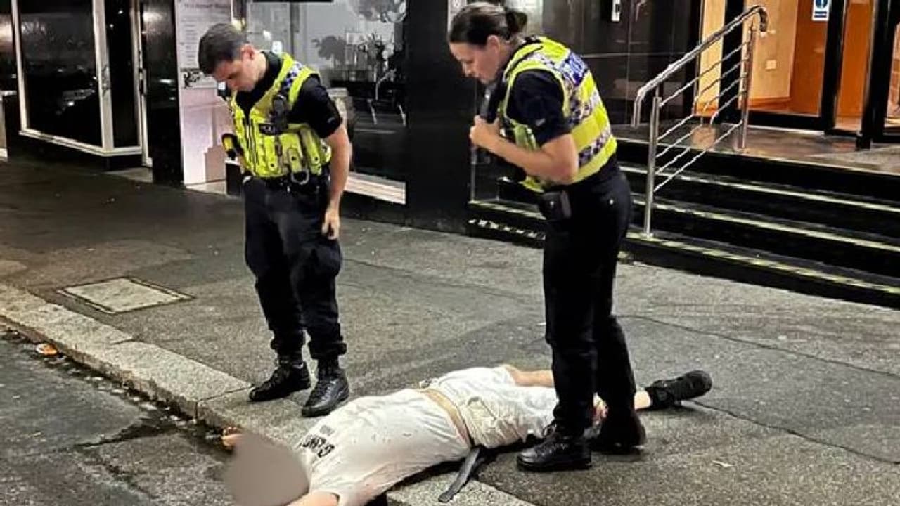 ഹോട്ടലിന് മുന്നിൽ‌ മദ്യപിച്ച് ലക്കുകെട്ട് പ്രതിഷേധം, പൊലീസെത്തി കാര്യമറിഞ്ഞപ്പോൾ ട്വിസ്റ്റ്