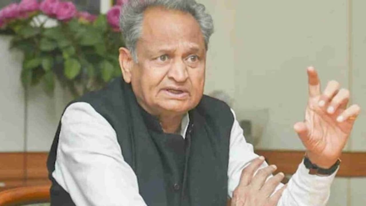  भरतपुर में साधु ने खुद को आग लगाई तो हिल गई राजस्थान सरकार, सीएम अशोक गहलोत ने बुलाई इमरजेंसी मीटिंग