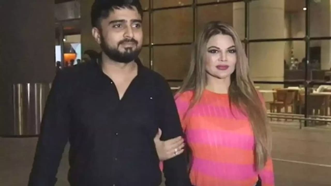 বিজয় দেবরকোন্ডার চপ্পল নিয়ে মন্তব্য করায় বিজয়ের ভক্তরা রাখী সায়ান্তের ওপর ক্ষুব্ধ বিজয় দেবরকোন্ডার চপ্পল নিয়ে মন্তব্য করায় বিজয়ের ভক্তরা রাখী সায়ান্তের ওপর ক্ষুব্ধ