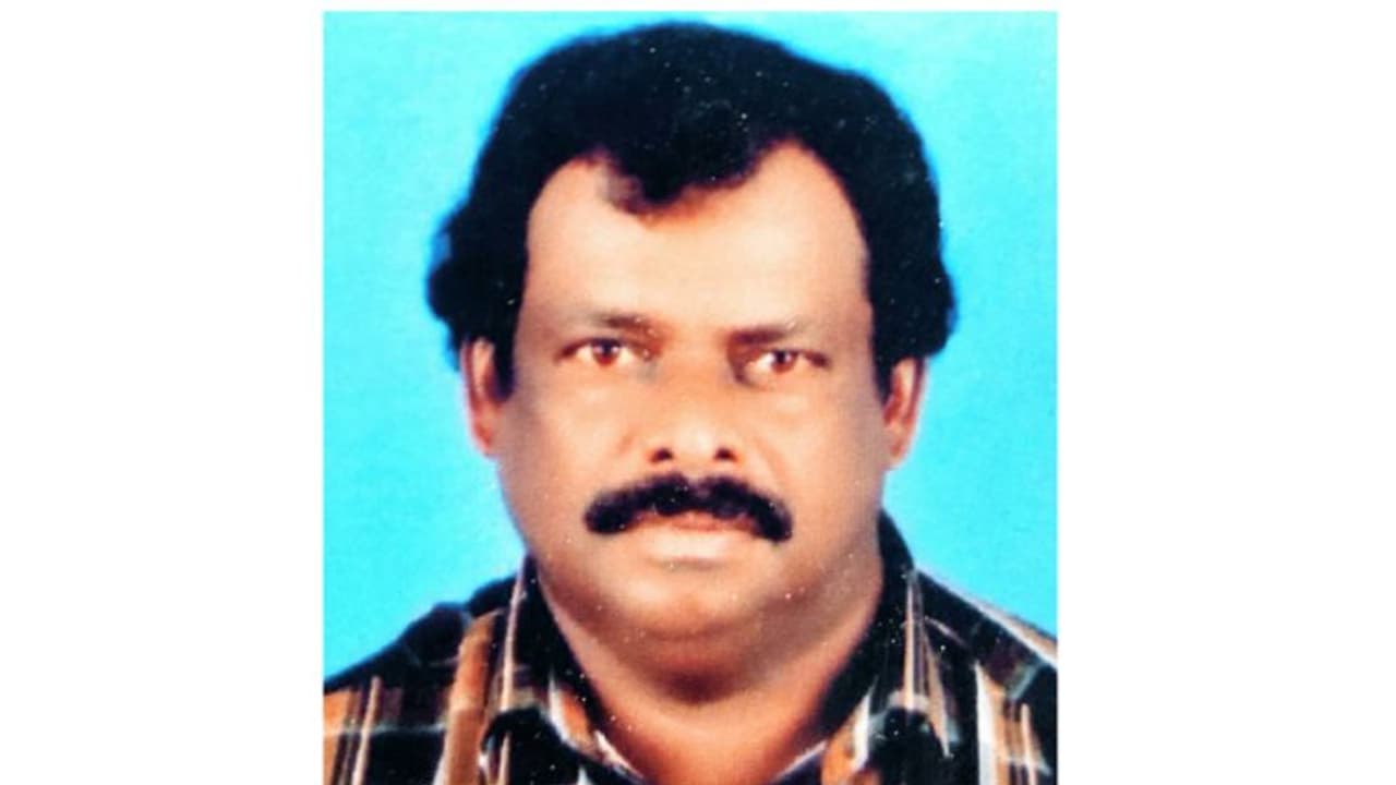 നാട്ടിലേക്കുള്ള യാത്രക്കിടെ കുഴഞ്ഞു വീണ് മരിച്ച മലയാളിയുടെ മൃതദേഹം നാട്ടിലെത്തിച്ചു നാട്ടിലേക്കുള്ള യാത്രക്കിടെ കുഴഞ്ഞു വീണ് മരിച്ച മലയാളിയുടെ മൃതദേഹം നാട്ടിലെത്തിച്ചു