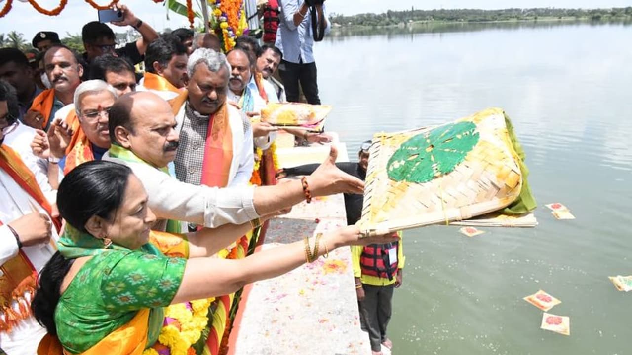 ಕಾವೇರಿಗೆ ಸಿಎಂ ಬೊಮ್ಮಾಯಿ ಬಾಗಿನ, 8 ತಿಂಗ್ಳಲ್ಲಿ 2ನೇ ಬಾರಿ ಅರ್ಪಿಸಿರುವುದು ವಿಶೇಷ ಕಾವೇರಿಗೆ ಸಿಎಂ ಬೊಮ್ಮಾಯಿ ಬಾಗಿನ, 8 ತಿಂಗ್ಳಲ್ಲಿ 2ನೇ ಬಾರಿ ಅರ್ಪಿಸಿರುವುದು ವಿಶೇಷ