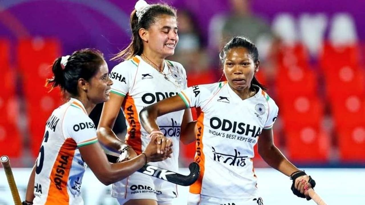 माता पिता किसान और बेटी बनी ओलंपियन, जानें सलीमा टेटे का लाइफ स्ट्रगल, कैसे बनीं चैंपियन हॉकी प्लेयर माता पिता किसान और बेटी बनी ओलंपियन, जानें सलीमा टेटे का लाइफ स्ट्रगल, कैसे बनीं चैंपियन हॉकी प्लेयर