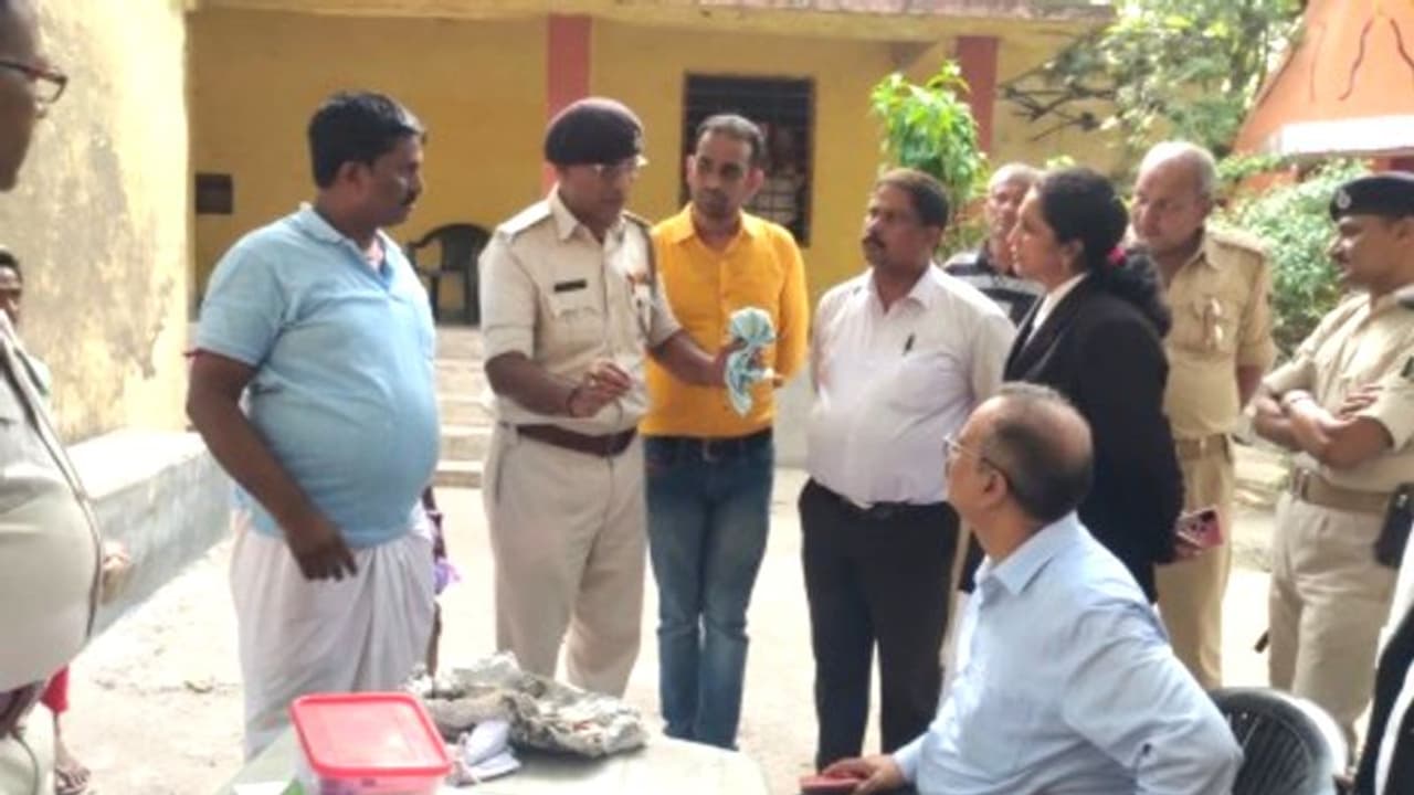 बिहार में पेशी के दौरान जली रोटी लेकर पहुंचा कैदी, कहा साब मिलता है घटिया खाना, जेल की करतूत आई सामने