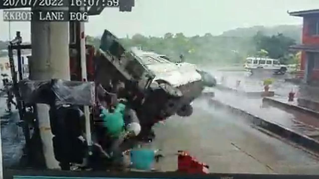 Ambulance accident: అదుపు తప్పి టోల్ బూత్ని ఢీ కొట్టిన అంబులెన్స్.. రోగితో సహా నలుగురి మృతి.. Ambulance accident: అదుపు తప్పి టోల్ బూత్ని ఢీ కొట్టిన అంబులెన్స్.. రోగితో సహా నలుగురి మృతి..