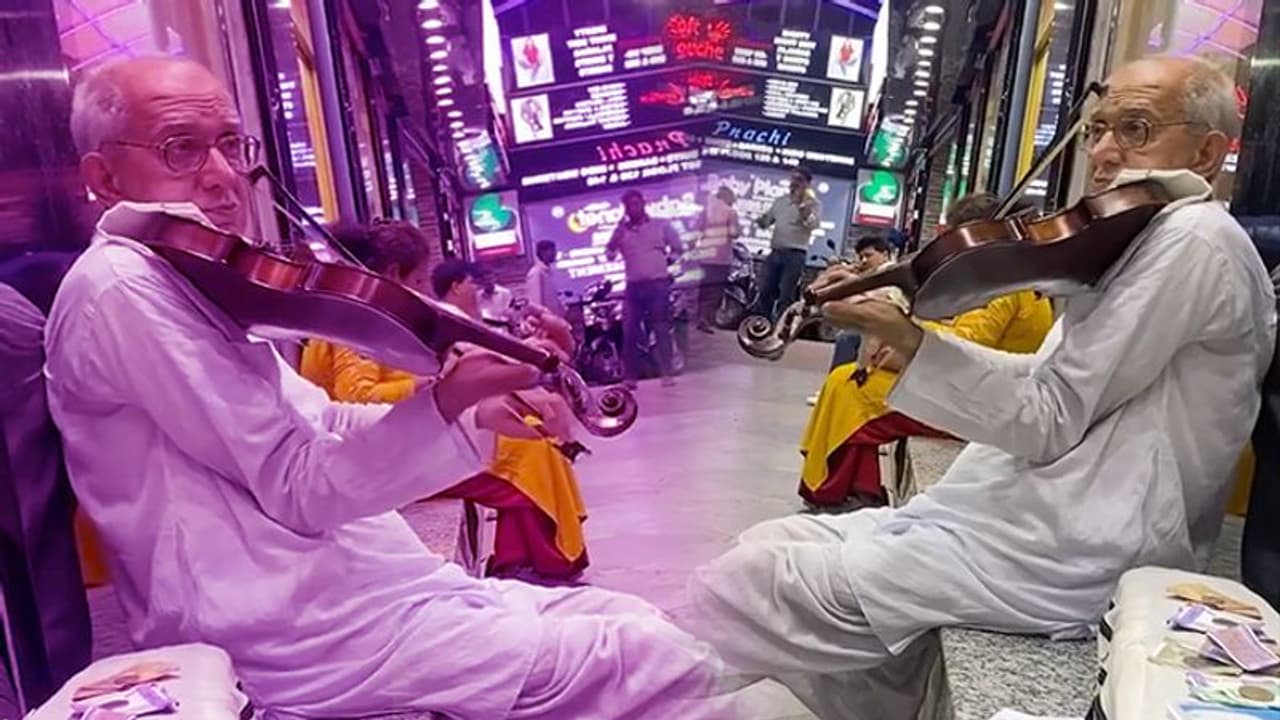 আলোমাখা ফোরাম মলে বেজে চলে ভায়োলিন, দুটো টাকার আশায় দিন গোনেন সত্তরোর্ধ স্বপন শেঠ
