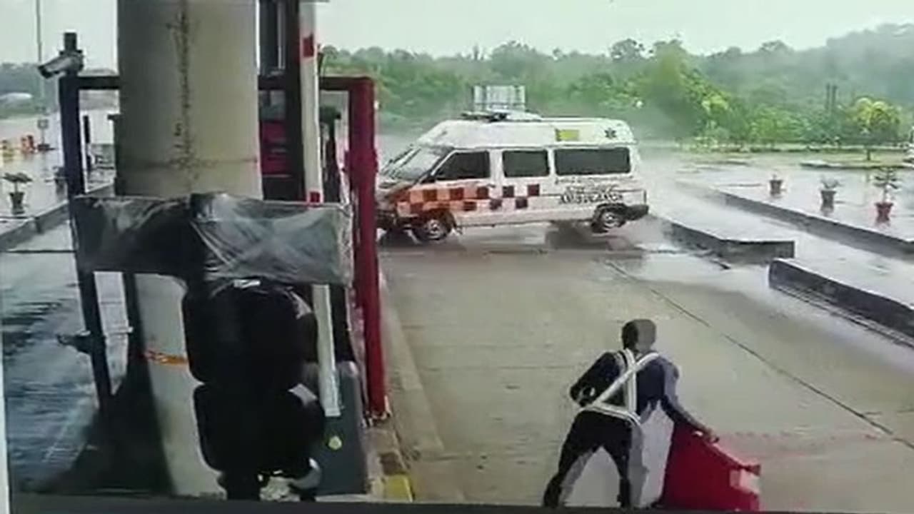 CCTV Footage: टोल बूथ से टकराई तेज रफ्तार एम्बुलेंस, 3 की मौत, हादसा टालने की कोशिश हुई नाकाम CCTV Footage: टोल बूथ से टकराई तेज रफ्तार एम्बुलेंस, 3 की मौत, हादसा टालने की कोशिश हुई नाकाम