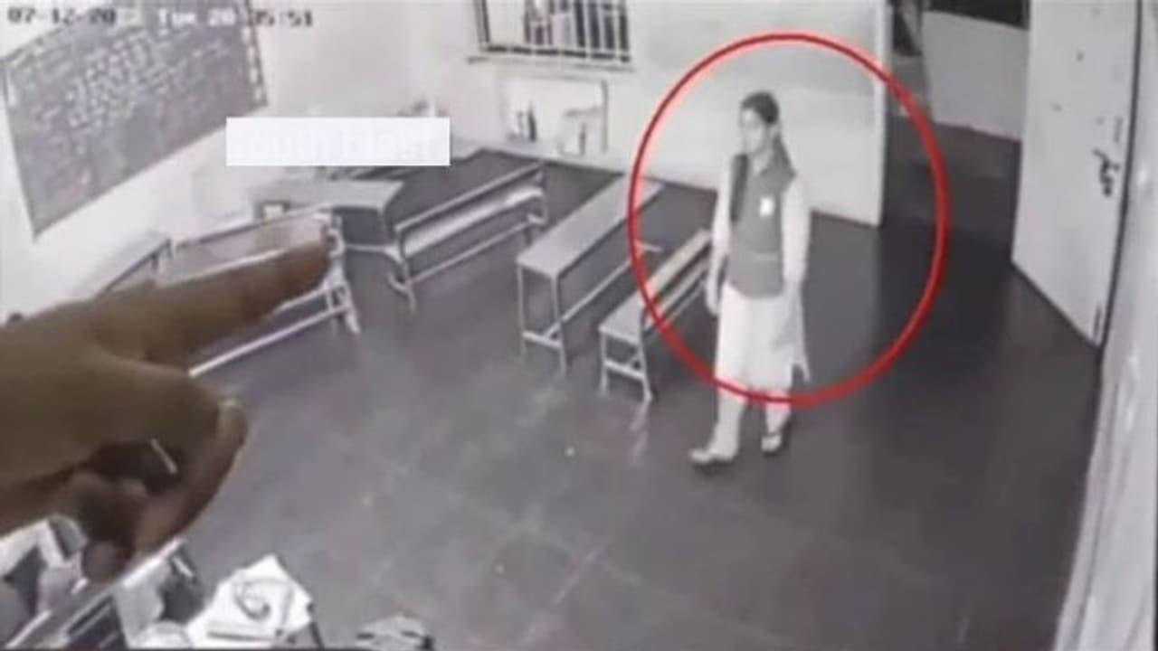 ஸ்ரீமதி உயிரிழப்புக்கு இது தான் காரணம்.. உயிரிழந்த மாணவியின் தோழிகள் நீதிமன்றத்தில் ரகசிய வாக்குமூலம்.! ஸ்ரீமதி உயிரிழப்புக்கு இது தான் காரணம்.. உயிரிழந்த மாணவியின் தோழிகள் நீதிமன்றத்தில் ரகசிய வாக்குமூலம்.!